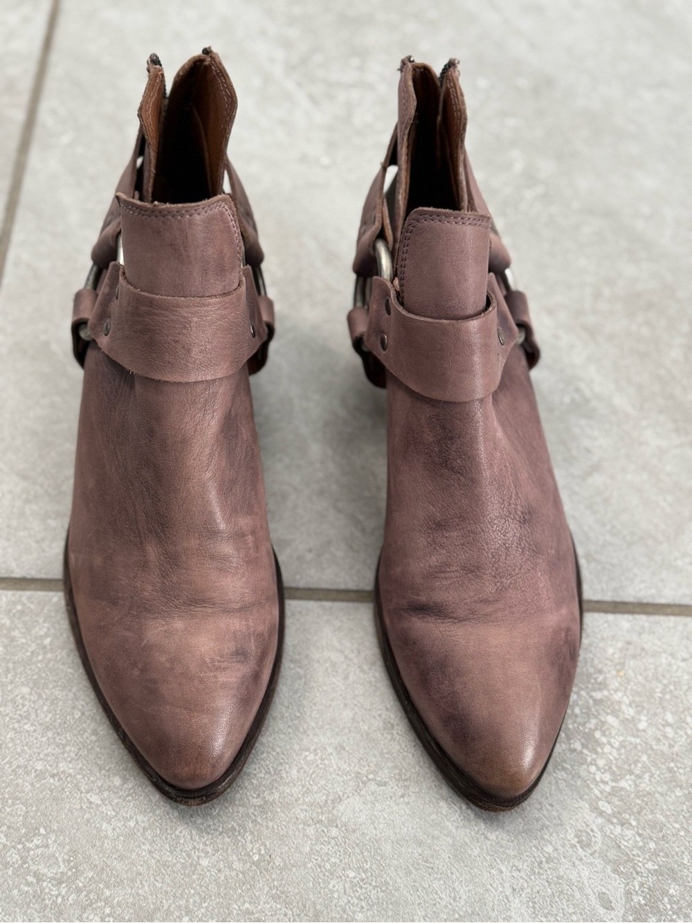 FRYE RAY HARNESS BACK ZIP. Women’s Pointed Ankle Boot in Mauve Brown Size 8M.